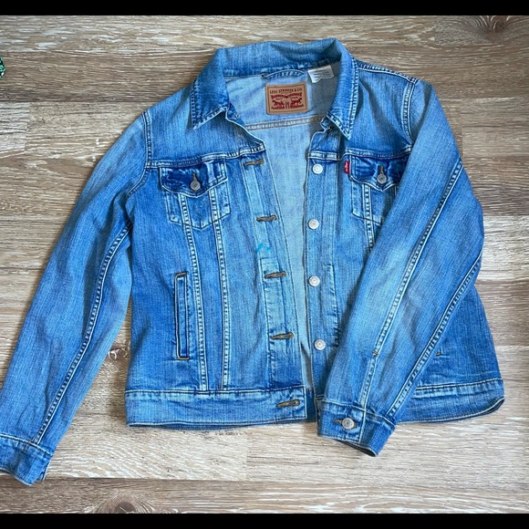 jean jacket, comfortable, stretchy, light weight, can be easily layered.